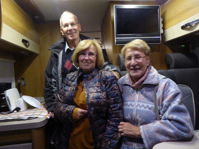 Gisela u. Anneliese mit Ehemann Hartmut - P1050327