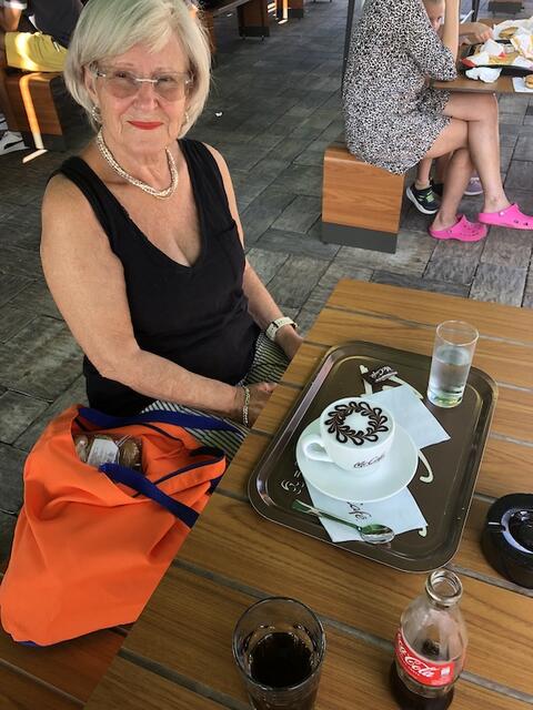 Gisela mit Cappuccino-Kunstwerk